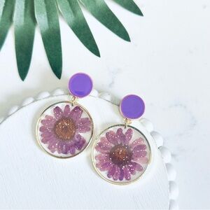 2/$30🌵 Bohemian Purple Daisy Pressed Flower Earrings Acrylic Boho Gold Jewelry